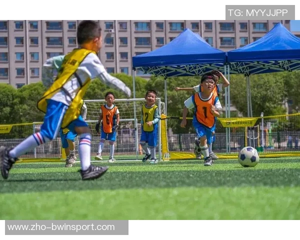 冬季寒风中追逐梦想足球场上的激情与温暖交织